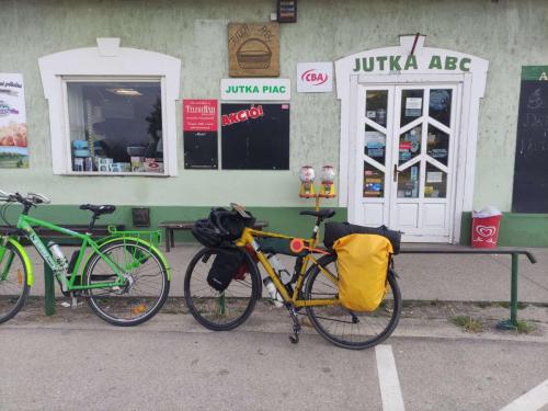Le vélo d'Attila et le mien, arrêt au supermarché 