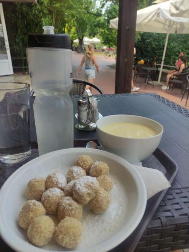 Déjeuner sucré : soupe froide de mangue coco (trop bon) et boulette de je ne sais quoi à la confiture (un peu trop)