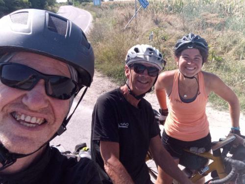 Rencontre entre cyclovoyageurs ! Un hollandais, géant, Jean-Luc au milieu et moi. Les premiers depuis 4 jours !