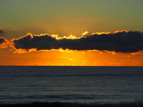 Magnifique lever de soleil sur la mer noire