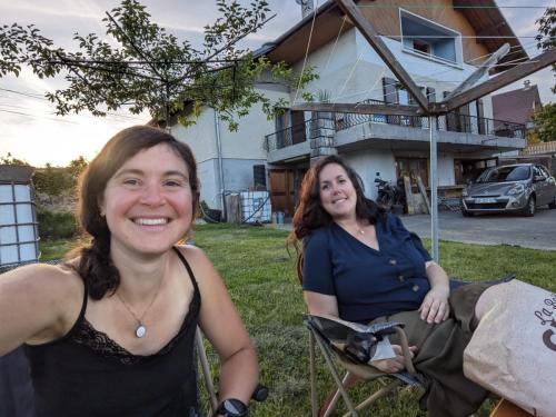 Apéro avec Claire face aux montagnes et au soleil !