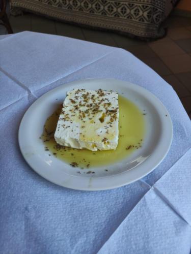 On rigole pas avec les quantités en Grèce ! Une salade grecque accompagné d'un peu de feta et son filet d'huile d'olive...