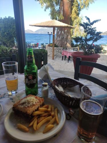 Enfin nous pouvons goûter à la moussaka !! Évidemment servie avec des frites...