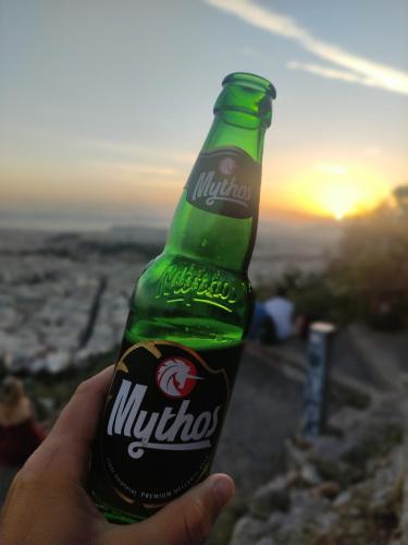 Quoi de mieux qu'une Mythos avec coucher de soleil sur Athènes 