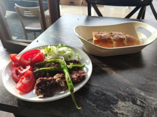 Köftes et salade, plat populaire en Turquie. Offert par un banquier turc 