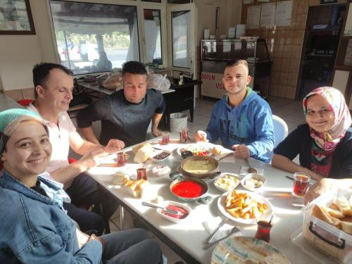 Petit déjeuner avec la famille de Cansu, Galip son papa, au milieu c'est leur employé, son frère Nihat et sa maman Nermin