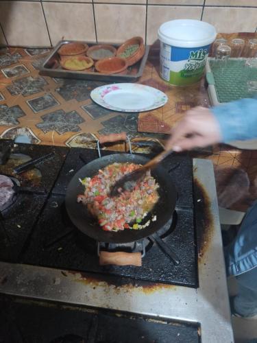 Plat typique de Turquie oignon, viande, tomate et poivron cuit sur une poêle spéciale servie directement avec la poêle