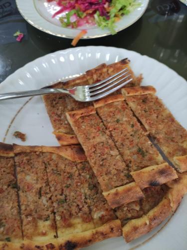 Petite pause au marché en découvrant les pizzas turques : des "pide" cuite au four à bois et de forme ovale