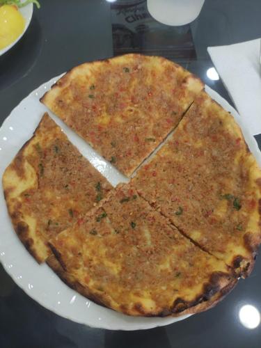 Autre pizza turque : "Lahmacun", pâte très fine avec de la viande hachée