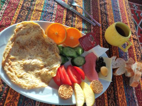 Mon petit déjeuner à Istanbul, inclus à l'auberge de jeunesse, copieux