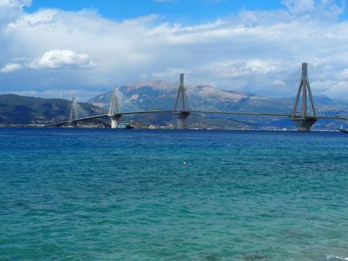 Le pont Rion-Antirion qui relie le Péloponnèse à la Grèce continentale est long de 2883m ! Il est énorme !! 