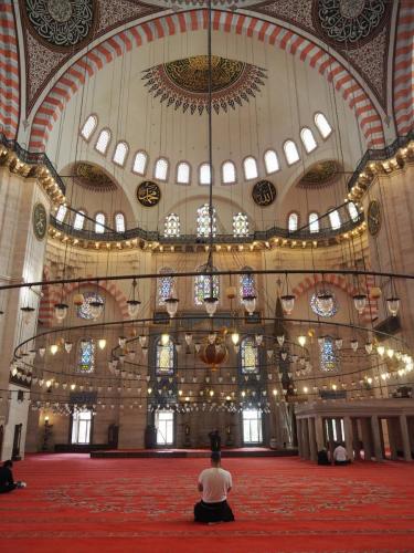 L'intérieur de la mosquée Süleymaniye, tout aussi grandiose. Trop grande pour prendre de belles photos ! 