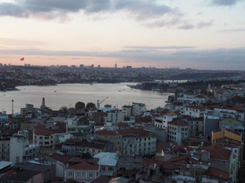 Coucher de soleil sur Istanbul et la Corne d'Or - vue depuis la tour Galata