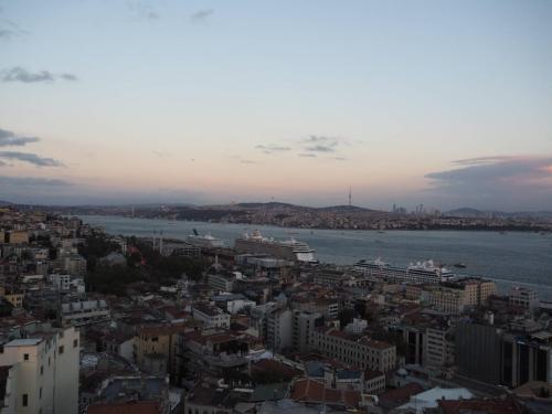 Coucher de soleil sur Istanbul, le Bosphore et au loin la partie Asie