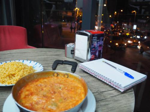 Diner de ce soir : Menemen, spécialité turque faite de tomates, oeufs et poivrons cuits et servi dans des petites poêles. Un délice !