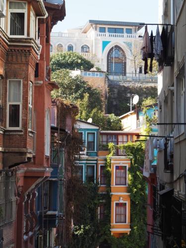 La célèbre rue colorée du quartier juif